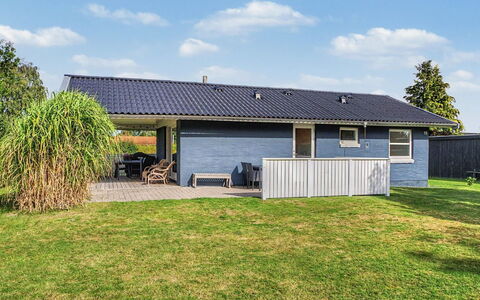 Undine - 300M from the Sea: Hout, Tuin, Backyard, Land Lot, Huis, Dak, Schaduw, Dek, Hardwood, Werf