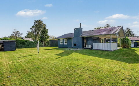 Undine - 300M from the Sea: Hout, Tuin, Backyard, Land Lot, Huis, Dak, Schaduw, Dek, Hardwood, Werf