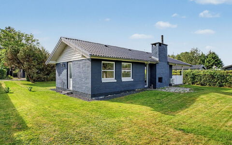 Undine - 300M from the Sea: Hout, Tuin, Backyard, Land Lot, Huis, Dak, Schaduw, Dek, Hardwood, Werf