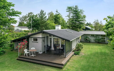 Juditha - 400M from the Sea: Blauw, Struik, Verblijf, Groundcover, Tuin, Landgoed, Schaduw, Landscaping, Boerderij, Eco Hotel