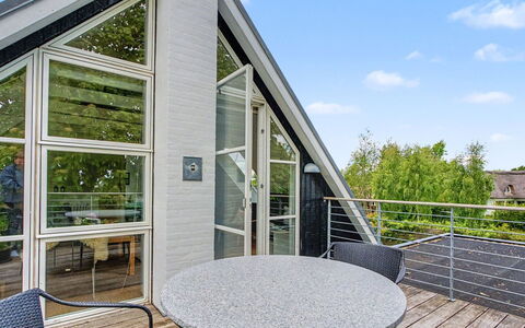 Gullan - 75M from the Sea: Hout, Dak, Architectuur, Huis, Huis, Verblijf, Siding, Hardwood, Helling, Landgoed
