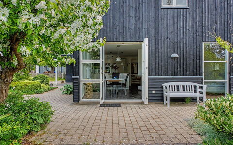 Gullan - 75M from the Sea: Hout, Dak, Architectuur, Huis, Huis, Verblijf, Siding, Hardwood, Helling, Landgoed