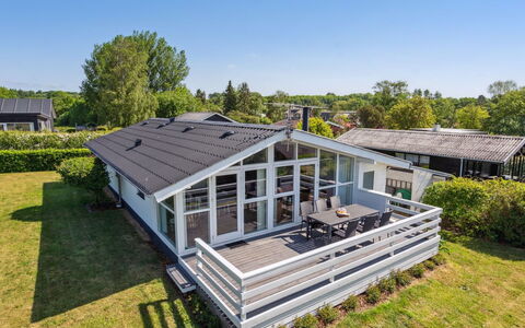 Wrange - 150M from the Sea: Dak, Huis, Land Lot, Huis, Verblijf, Landgoed, Garden Gebouwen, Schaduw, Blokhut, Landscaping