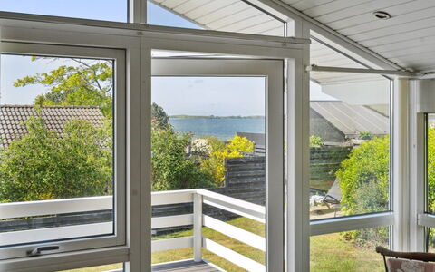 Wrange - 150M from the Sea: Dak, Huis, Land Lot, Huis, Verblijf, Landgoed, Garden Gebouwen, Schaduw, Blokhut, Landscaping