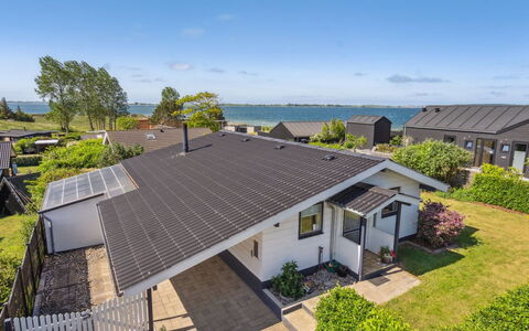 Wrange - 150M from the Sea: Dak, Huis, Land Lot, Huis, Verblijf, Landgoed, Garden Gebouwen, Schaduw, Blokhut, Landscaping