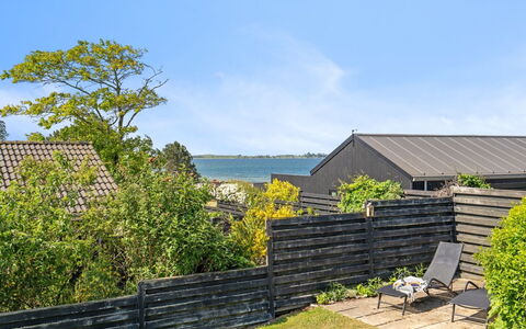 Wrange - 150M from the Sea: Dak, Huis, Land Lot, Huis, Verblijf, Landgoed, Garden Gebouwen, Schaduw, Blokhut, Landscaping