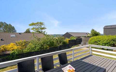 Wrange - 150M from the Sea: Dak, Huis, Land Lot, Huis, Verblijf, Landgoed, Garden Gebouwen, Schaduw, Blokhut, Landscaping