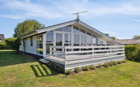 Wrange - 150M from the Sea: Dak, Huis, Land Lot, Huis, Verblijf, Landgoed, Garden Gebouwen, Schaduw, Blokhut, Landscaping