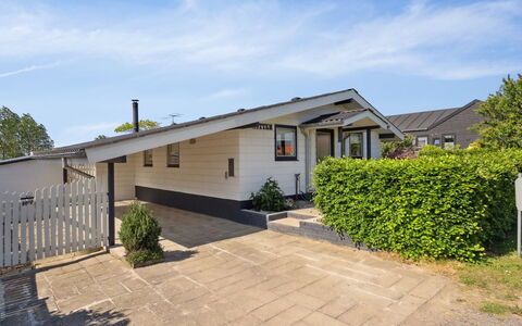 Wrange - 150M from the Sea: Dak, Huis, Land Lot, Huis, Verblijf, Landgoed, Garden Gebouwen, Schaduw, Blokhut, Landscaping