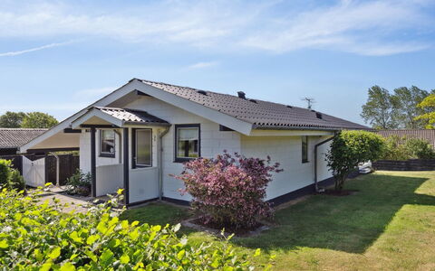 Wrange - 150M from the Sea: Dak, Huis, Land Lot, Huis, Verblijf, Landgoed, Garden Gebouwen, Schaduw, Blokhut, Landscaping