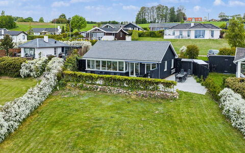 Annalia - 50M from the Sea: Hout, Tuin, Backyard, Land Lot, Huis, Dak, Schaduw, Dek, Hardwood, Werf