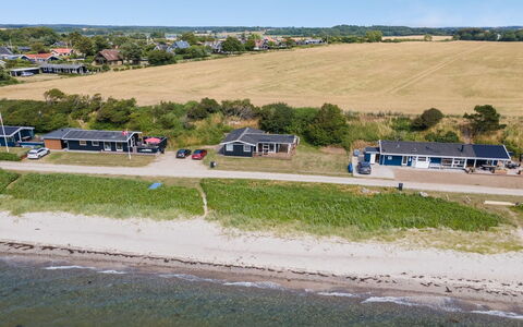 Bertold - 20M from the Sea: Blauw, Struik, Verblijf, Groundcover, Tuin, Landgoed, Schaduw, Landscaping, Boerderij, Eco Hotel