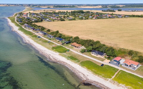 Bertold - 20M from the Sea: Blauw, Struik, Verblijf, Groundcover, Tuin, Landgoed, Schaduw, Landscaping, Boerderij, Eco Hotel