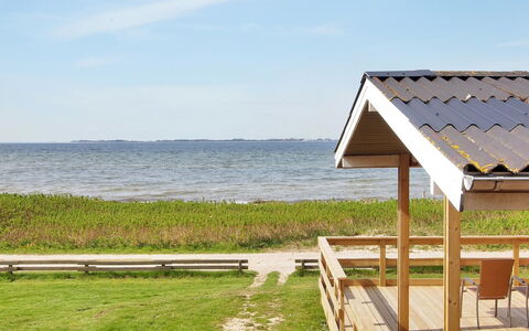 Bertold - 20M from the Sea: Blauw, Struik, Verblijf, Groundcover, Tuin, Landgoed, Schaduw, Landscaping, Boerderij, Eco Hotel