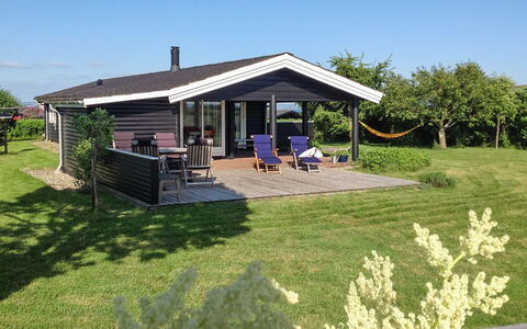 Bibi - 200M from the Sea: Blauw, Struik, Verblijf, Groundcover, Tuin, Landgoed, Schaduw, Landscaping, Boerderij, Eco Hotel