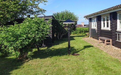 Bibi - 200M from the Sea: Blauw, Struik, Verblijf, Groundcover, Tuin, Landgoed, Schaduw, Landscaping, Boerderij, Eco Hotel