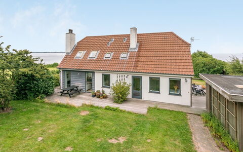 Sissela - 5M from the Sea: Hout, Dak, Architectuur, Huis, Huis, Verblijf, Siding, Hardwood, Helling, Landgoed