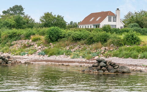 Sissela - 5M from the Sea: Hout, Dak, Architectuur, Huis, Huis, Verblijf, Siding, Hardwood, Helling, Landgoed