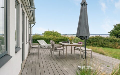 Sissela - 5M from the Sea: Hout, Dak, Architectuur, Huis, Huis, Verblijf, Siding, Hardwood, Helling, Landgoed