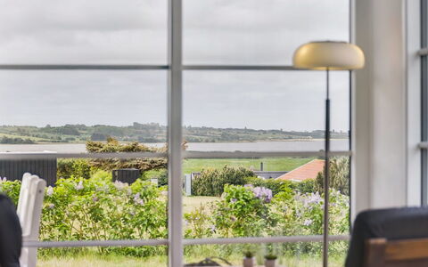 Ginnie - 300M from the Sea: Blauw, Struik, Verblijf, Groundcover, Tuin, Landgoed, Schaduw, Landscaping, Boerderij, Eco Hotel