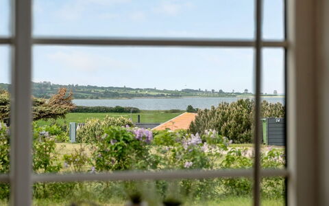 Ginnie - 300M from the Sea: Blauw, Struik, Verblijf, Groundcover, Tuin, Landgoed, Schaduw, Landscaping, Boerderij, Eco Hotel