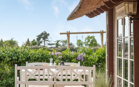 Ginnie - 300M from the Sea: Blauw, Struik, Verblijf, Groundcover, Tuin, Landgoed, Schaduw, Landscaping, Boerderij, Eco Hotel