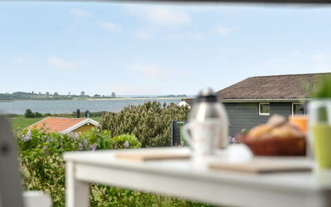 Ginnie - 300M from the Sea: Blauw, Struik, Verblijf, Groundcover, Tuin, Landgoed, Schaduw, Landscaping, Boerderij, Eco Hotel