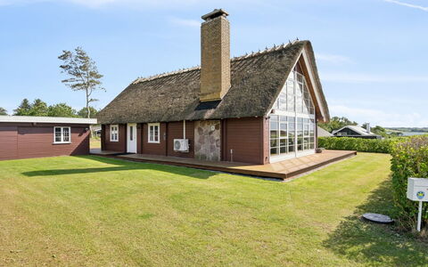 Ginnie - 300M from the Sea: Huis, Dak, Huis, Verblijf, Landgoed, Deur, Veranda, Siding, Boerderij, Schaduw