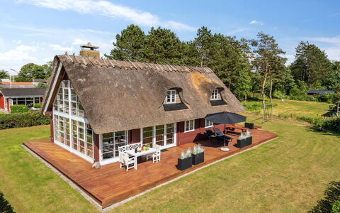 Ginnie - 300M from the Sea: Blauw, Struik, Verblijf, Groundcover, Tuin, Landgoed, Schaduw, Landscaping, Boerderij, Eco Hotel