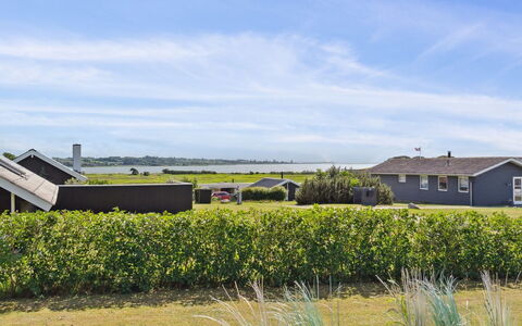 Ginnie - 300M from the Sea: Blauw, Struik, Verblijf, Groundcover, Tuin, Landgoed, Schaduw, Landscaping, Boerderij, Eco Hotel