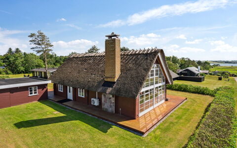 Ginnie - 300M from the Sea: Blauw, Struik, Verblijf, Groundcover, Tuin, Landgoed, Schaduw, Landscaping, Boerderij, Eco Hotel