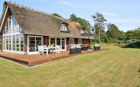 Ginnie - 300M from the Sea: Blauw, Struik, Verblijf, Groundcover, Tuin, Landgoed, Schaduw, Landscaping, Boerderij, Eco Hotel