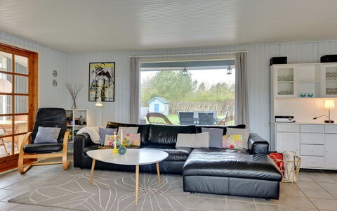 Alrich - 500M from the Sea: Bankstel, Interieur Ontwerp, Meubilair, Hout, Flooring, Woonkamer, Plafond, Verdieping, Huis