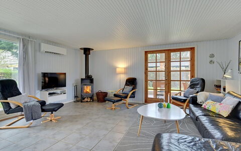 Alrich - 500M from the Sea: Meubilair, Interieur Ontwerp, Flooring, Verdieping, Hout, Woonkamer, Bankstel, Plafond, Huis, Houten Vloer