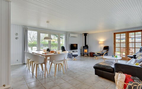 Alrich - 500M from the Sea: Flooring, Interieur Ontwerp, Plafond, Hout, Verdieping, Woonkamer, Huis, Bankstel, Meubilair, Houten Vloer