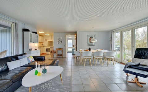 Alrich - 500M from the Sea: Flooring, Hout, Interieur Ontwerp, Plafond, Verdieping, Meubilair, Bankstel, Huis, Woonkamer, Houten Vloer
