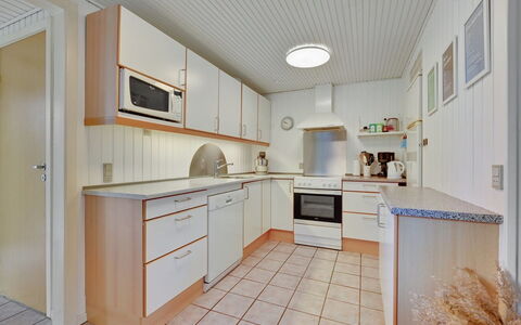 Alrich - 500M from the Sea: Flooring, Hout, Interieur Ontwerp, Verdieping, Plafond, Cabinetry, Countertop, Huis, Kamer, Keuken