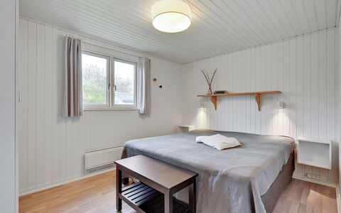 Alrich - 500M from the Sea: Bed, Interieur Ontwerp, Slaapkamer, Muur, Flooring, Meubilair, Hout, Plafond, Verdieping, Laken