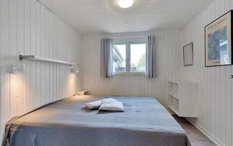 Alrich - 500M from the Sea: Hout, Verdieping, Flooring, Plafond, Slaapkamer, Interieur Ontwerp, Bed, Kamer, Laken, Hardwood