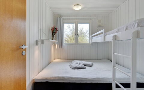 Alrich - 500M from the Sea: Muur, Hout, Interieur Ontwerp, Slaapkamer, Flooring, Verdieping, Plafond, Bed, Kamer, Bedding
