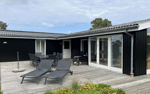 Alrich - 500M from the Sea: Verblijf, Huis, Huis, Dak, Veranda, Landgoed, Siding, Garden Gebouwen, Boerderij, Werf