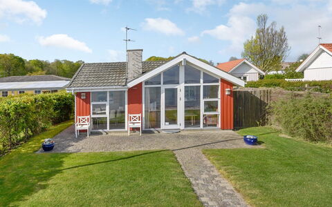 Keti - 5M from the Sea: Blauw, Struik, Verblijf, Groundcover, Tuin, Landgoed, Schaduw, Landscaping, Boerderij, Eco Hotel