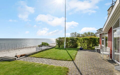 Keti - 5M from the Sea: Blauw, Struik, Verblijf, Groundcover, Tuin, Landgoed, Schaduw, Landscaping, Boerderij, Eco Hotel