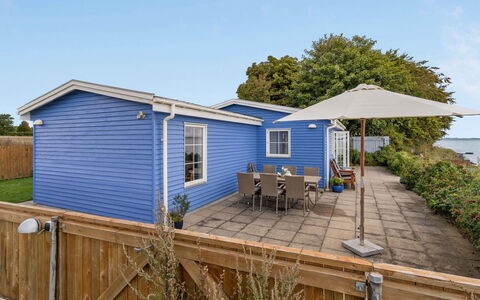 Tana - 5M from the Sea: Blauw, Struik, Verblijf, Groundcover, Tuin, Landgoed, Schaduw, Landscaping, Boerderij, Eco Hotel