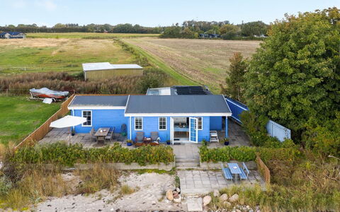Tana - 5M from the Sea: Blauw, Struik, Verblijf, Groundcover, Tuin, Landgoed, Schaduw, Landscaping, Boerderij, Eco Hotel