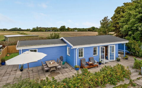 Tana - 5M from the Sea: Blauw, Struik, Verblijf, Groundcover, Tuin, Landgoed, Schaduw, Landscaping, Boerderij, Eco Hotel