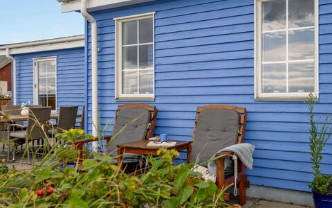 Tana - 5M from the Sea: Blauw, Struik, Verblijf, Groundcover, Tuin, Landgoed, Schaduw, Landscaping, Boerderij, Eco Hotel