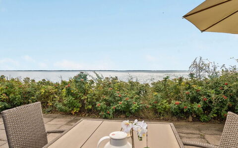 Tana - 5M from the Sea: Blauw, Struik, Verblijf, Groundcover, Tuin, Landgoed, Schaduw, Landscaping, Boerderij, Eco Hotel