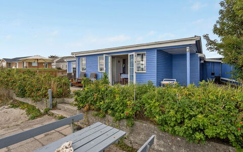 Tana - 5M from the Sea: Blauw, Struik, Verblijf, Groundcover, Tuin, Landgoed, Schaduw, Landscaping, Boerderij, Eco Hotel