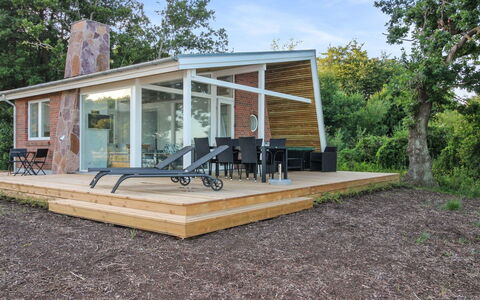 Sasser - 10M from the Sea: Blauw, Struik, Verblijf, Groundcover, Tuin, Landgoed, Schaduw, Landscaping, Boerderij, Eco Hotel